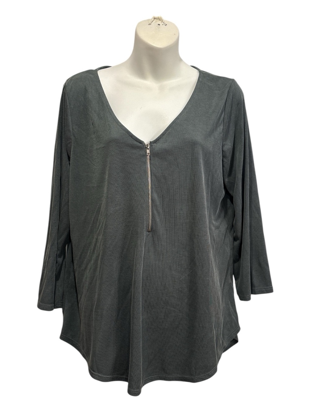 Green Envelope ribbed, V-neck zipper front top   Size XL in a green gray hue